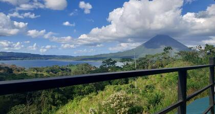 Acogedora Habitación de 1 dormitorio con vista al lago y Volcán Arenal.