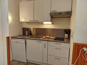 Fridge, dishwasher, cookware/dishes/utensils - One-bedroom flat on the ground floor with terrace - sleeps 5 - 5PORTO23 (SAINT CYPRIEN PLAGE)