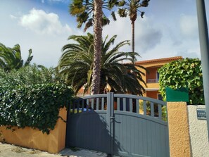 Property grounds - One-bedroom flat on the ground floor with terrace - sleeps 5 - 5RICHE23 (SAINT CYPRIEN PLAGE)