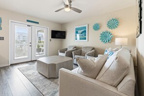 Living area - New Kulula EAST - 3 BR Short walk to the beach, heated pool, Sleeps 9 (Santa Rosa Beach)