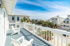Terrace/patio - New Kulula WEST-  3 BR, Sleeps 9, Heated Salt Water Pool, Bikes & moments from the beach (Santa Rosa Beach)