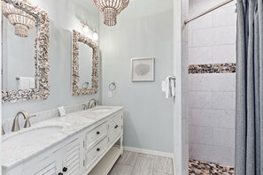 Shower, hair dryer, towels - New Kulula WEST-  3 BR, Sleeps 9, Heated Salt Water Pool, Bikes & moments from the beach (Santa Rosa Beach)