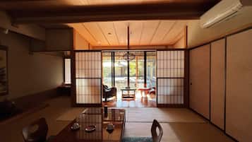 Chambre Standard avec lits jumeaux, vue jardin | Restauration