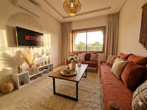 TV - Bohemian chic in the heart of the red city with swimming pool (Marrakech-Safi)