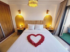 2 bedrooms, iron/ironing board, WiFi, bed sheets - Bohemian chic in the heart of the red city with swimming pool (Marrakech-Safi)