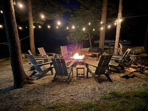 Waterfront cottage on Songo Pond, 15 minutes to Sunday River, Hot Tub, Game Room