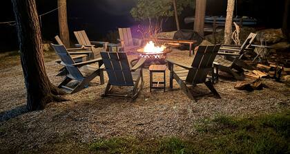 Waterfront cottage on Songo Pond, 15 minutes to Sunday River, Hot Tub, Game Room