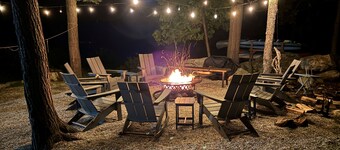 Waterfront cottage on Songo Pond, 15 minutes to Sunday River, Hot Tub, Game Room