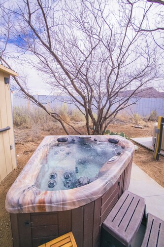 Deva Fairy Cottage with Private Hot Springs Tub and Patio