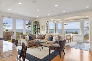 Smart TV - Stunning 180° Water & Mountain Views - Sleeps 8 (Seattle)