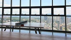 Una habitación con amplios ventanales y vistas a la ciudad.