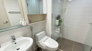 Secador de cabelo, bidê, toalhas de banho, sabonete