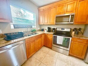 Fridge, microwave, oven, stovetop - Lake Front Cottage* Dock* Fish* Swim* Boat (Lutz)