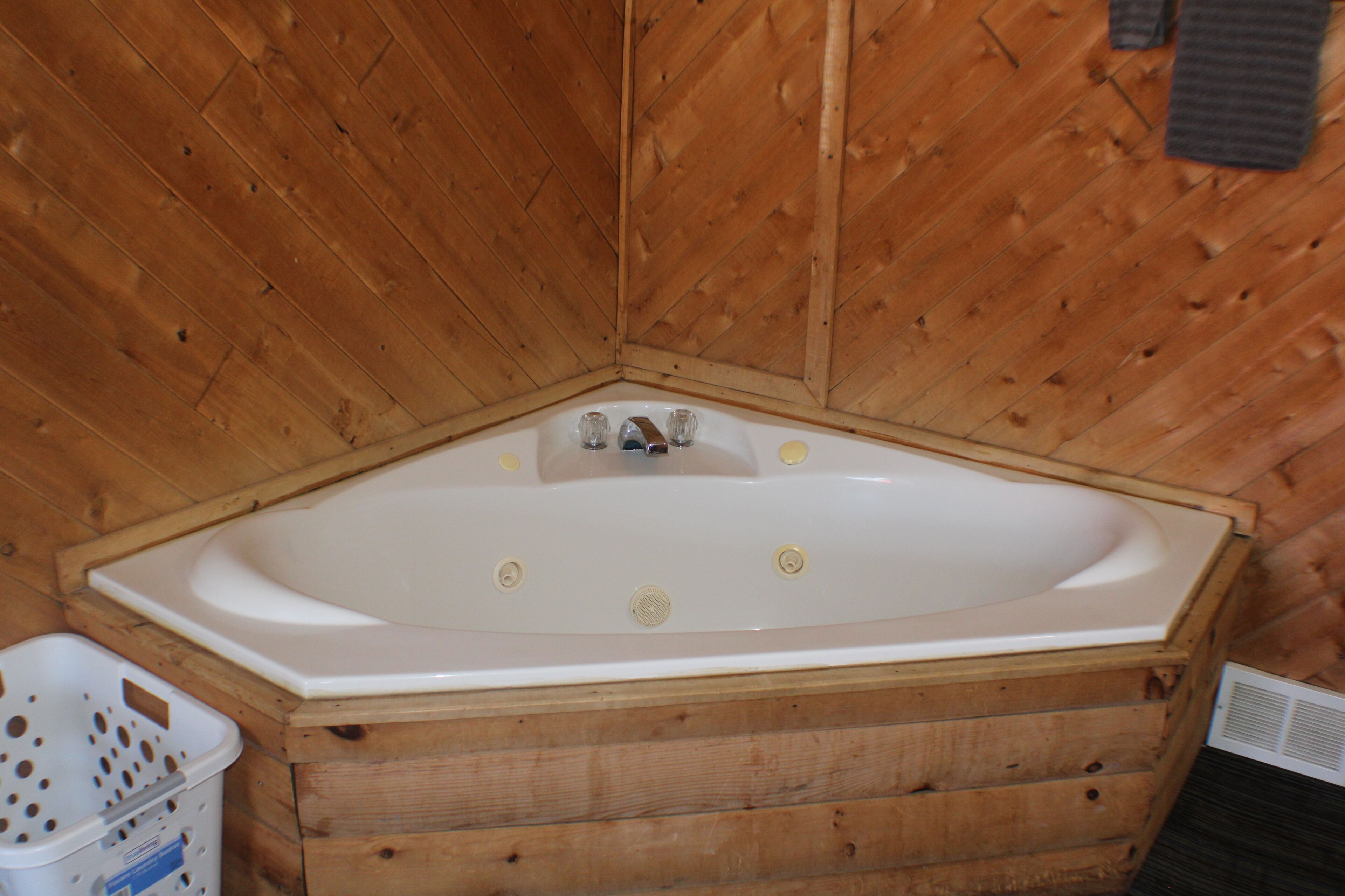 Shower, jetted bath, hair dryer, towels