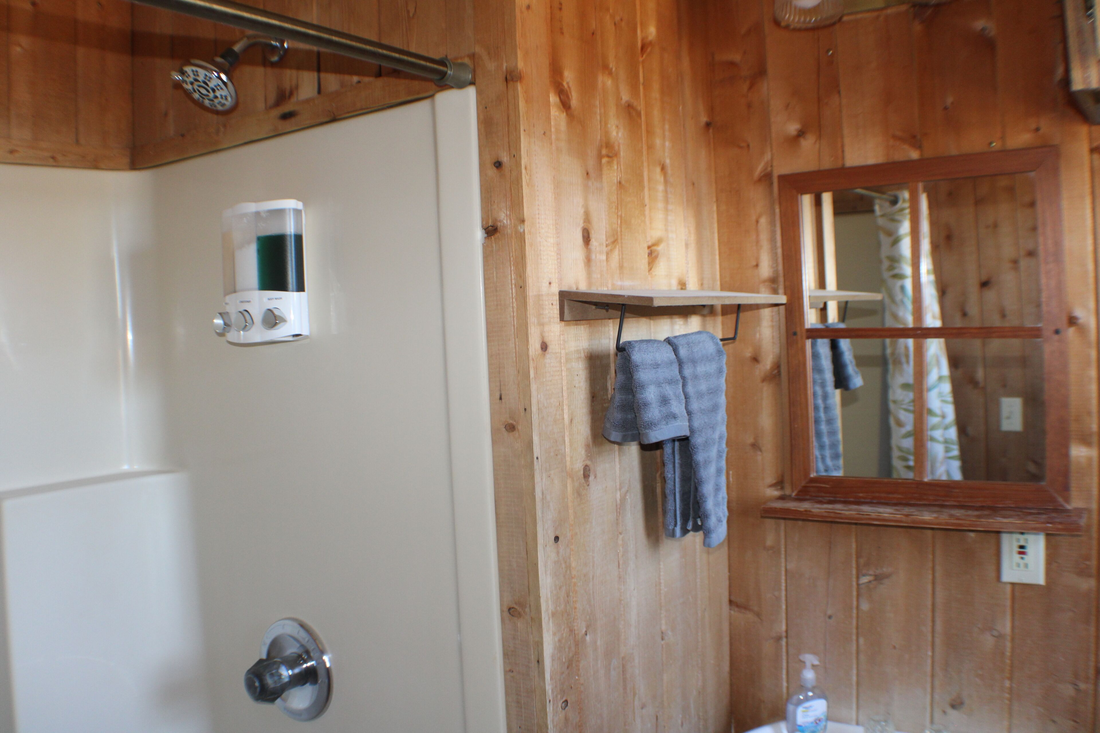Shower, jetted bath, hair dryer, towels