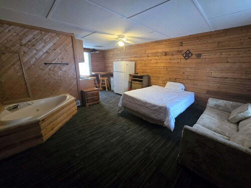 AC4 Northwoods Getaway w/Jetted Tub perfect for relaxing getaway