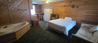 AC4 Northwoods Getaway w/Jetted Tub perfect for relaxing getaway