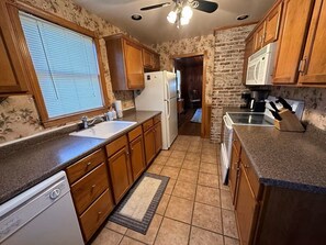 冷蔵庫、電子レンジ、オーブン、コンロ