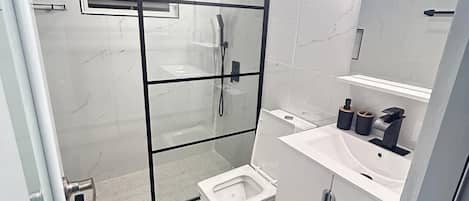 Regadera, toallas, jabón, papel de baño