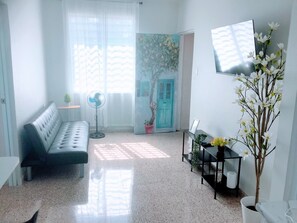 Interior - 2-bedroom, walk to the beach, reserved parking, AC in each bedroom (San Juan)