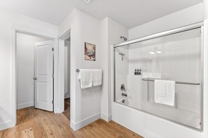 Shower, hair dryer, towels - I'm Your Huckleberry- close to town- pets ok (McCall)