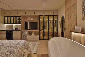 1 bedroom, iron/ironing board, Internet, bed sheets - Luxury Studio with Bathtub Steps to City Stars (Cairo Governorate)
