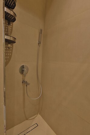 Hårtork, handdukar, tvål och toalettpapper