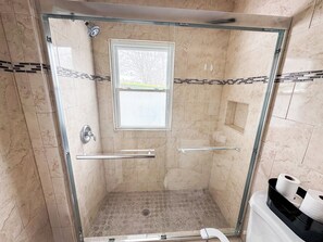 Haartrockner, Bidet, Handtücher, Seife