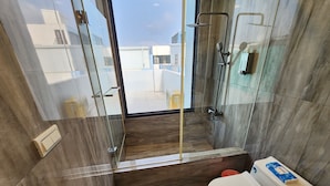Ein modernes Badezimmer mit Duschkabine, Toilette und Waschbecken.