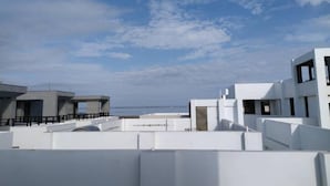 Ein modernes Gebäude mit flachem Dach und Meerblick.