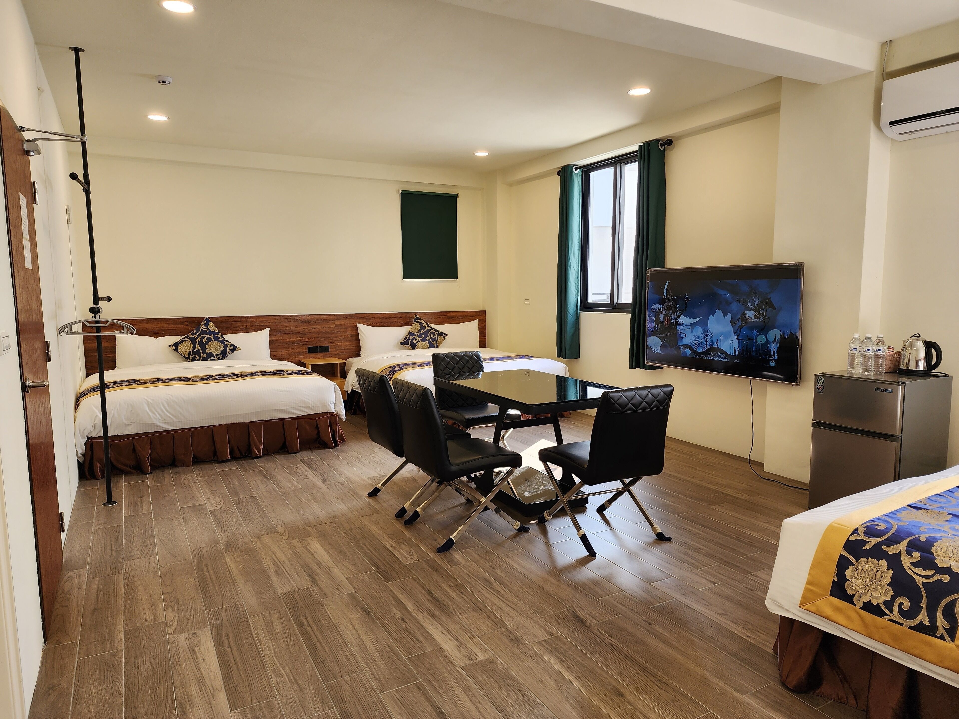 Family Room | Free WiFi