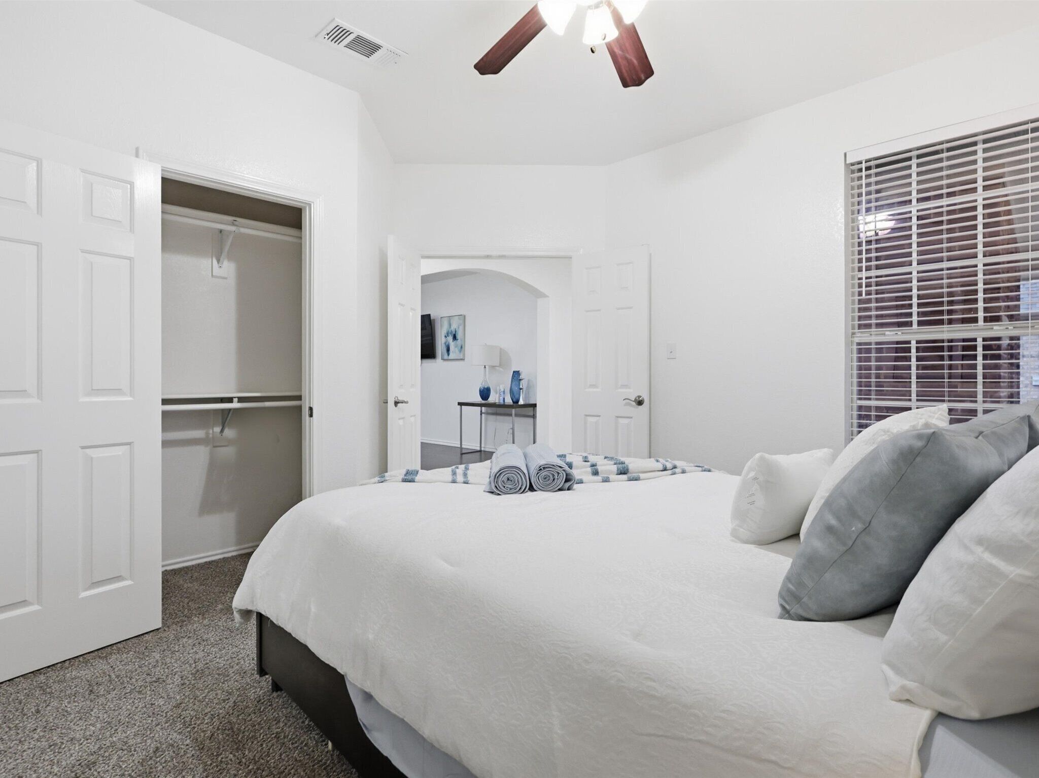 4 slaapkamers, een bureau, een strijkplank/strijkijzer, reisbedje