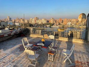 Outdoor dining - 2-bedroom apartment in delightful Cairo with AC for your comfort (Cairo Governorate)