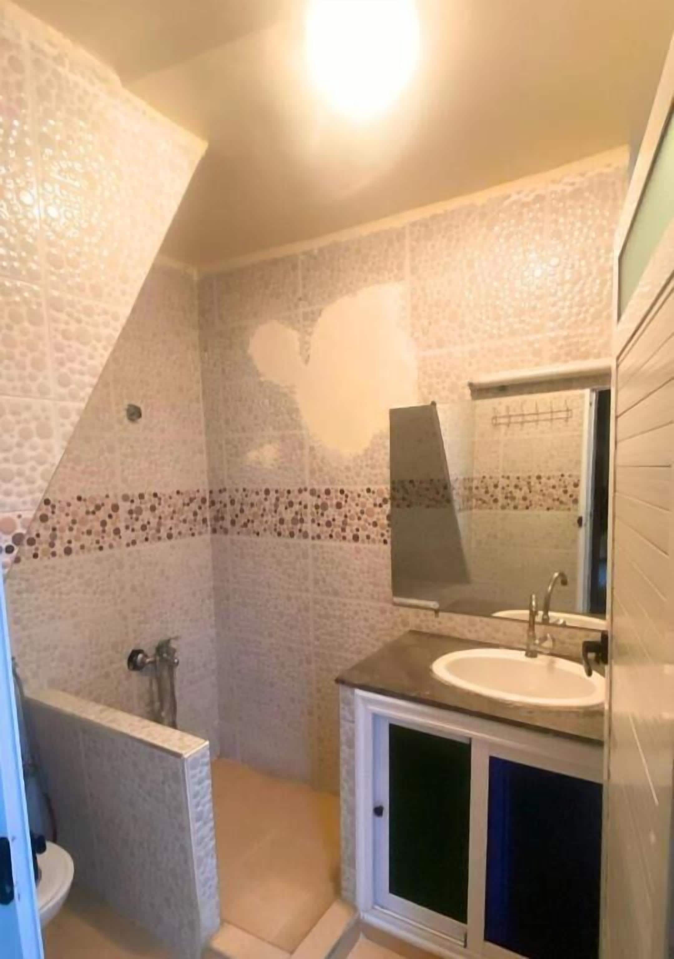 Economy Twin Room | Bathroom