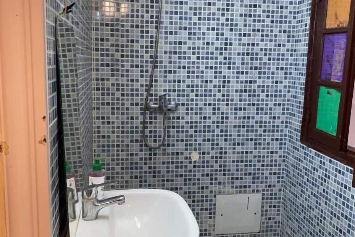 Basic Double Room | Bathroom