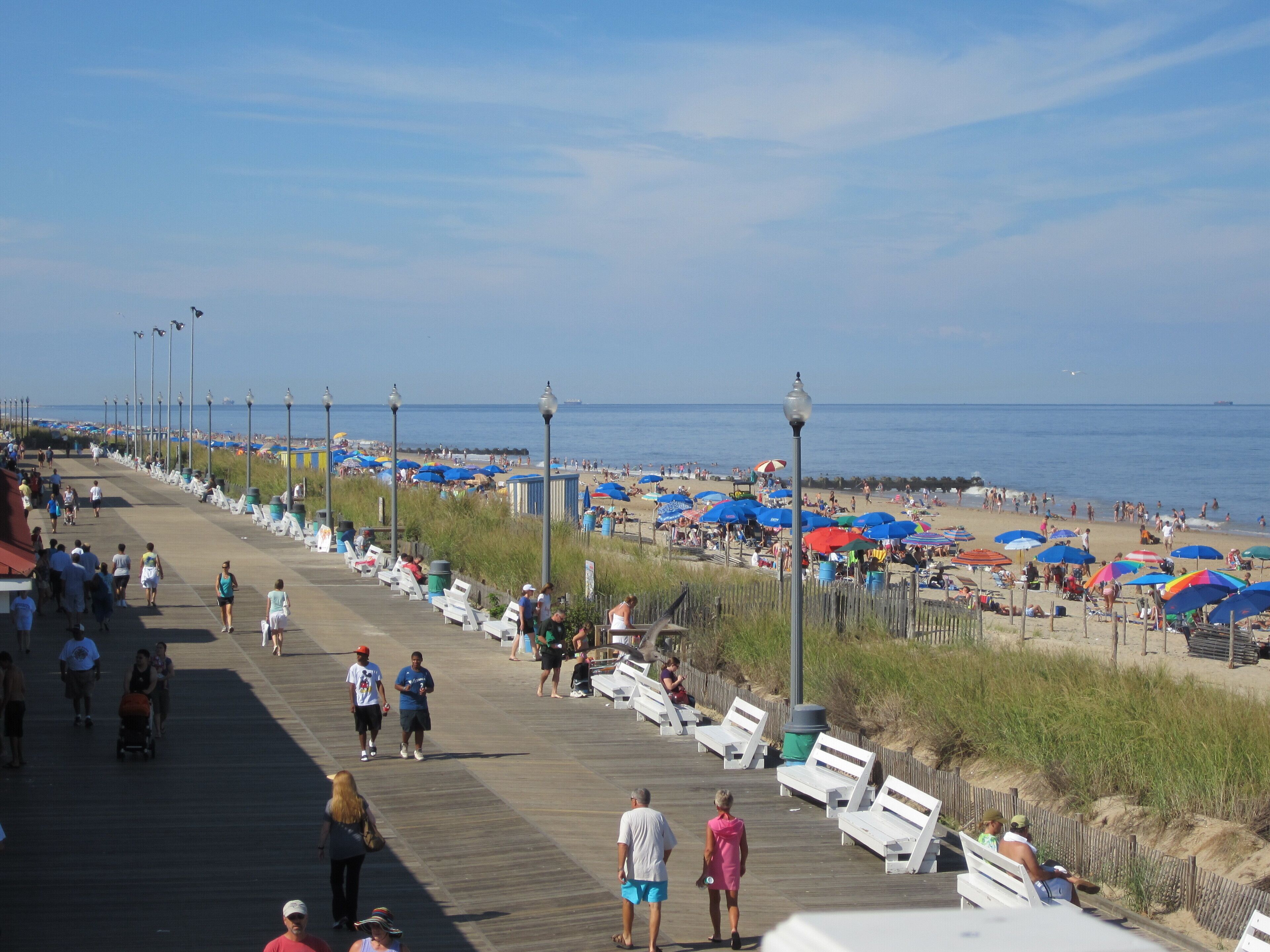 Nära stranden, solstolar och strandhanddukar