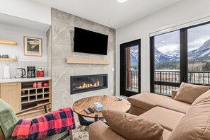 Smart TV, fireplace - Modern mountain luxury with stunning views (Canmore)