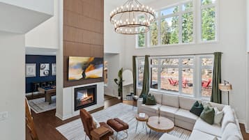 Älytelevisio, takka, pöytäjalkapallopöytä, pöytätennispöytä