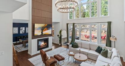 Chic Forest Getaway with HotTub,Sauna, Pool Table, Games