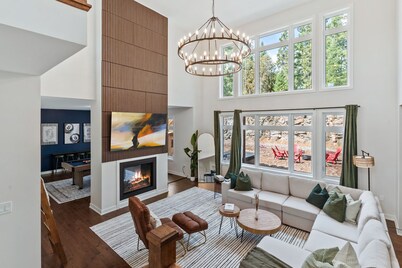 Chic Forest Getaway with HotTub,Sauna,  Pool Table, Games