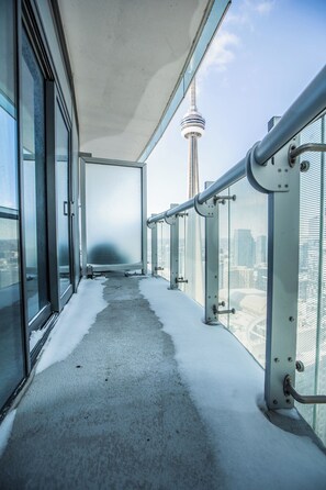 Property grounds - 2BR Downtown w/Parking - Steps from CN Tower, Rogers Centre & Scotiabank Arena (Toronto)