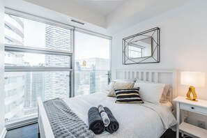 2 bedrooms, desk, iron/ironing board, free WiFi - 2BR Downtown w/Parking - Steps from CN Tower, Rogers Centre & Scotiabank Arena (Toronto)