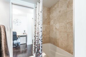 Hair dryer, towels, soap, shampoo - 2BR Downtown w/Parking - Steps from CN Tower, Rogers Centre & Scotiabank Arena (Toronto)