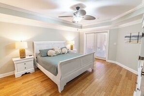 3 bedrooms, iron/ironing board, free WiFi, bed sheets - Pet-friendly 3-bedroom condo in the heart of Tybee Island. Easy beach access. (Tybee Island)