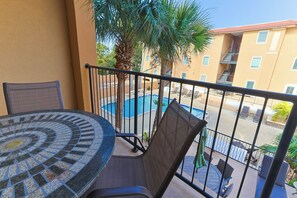 Outdoor dining - Pet-friendly 3-bedroom condo in the heart of Tybee Island. Easy beach access. (Tybee Island)