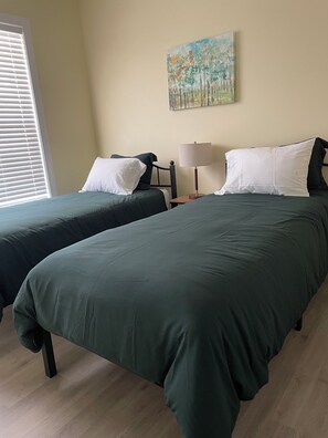 4 habitaciones, tabla de planchar con plancha, wifi y ropa de cama 