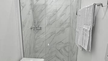 Serviettes fournies, savon, papier toilette