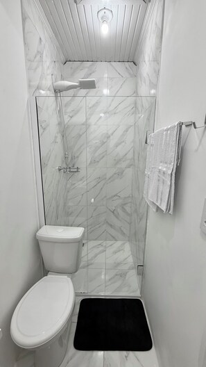 Handtücher, Seife, Toilettenpapier