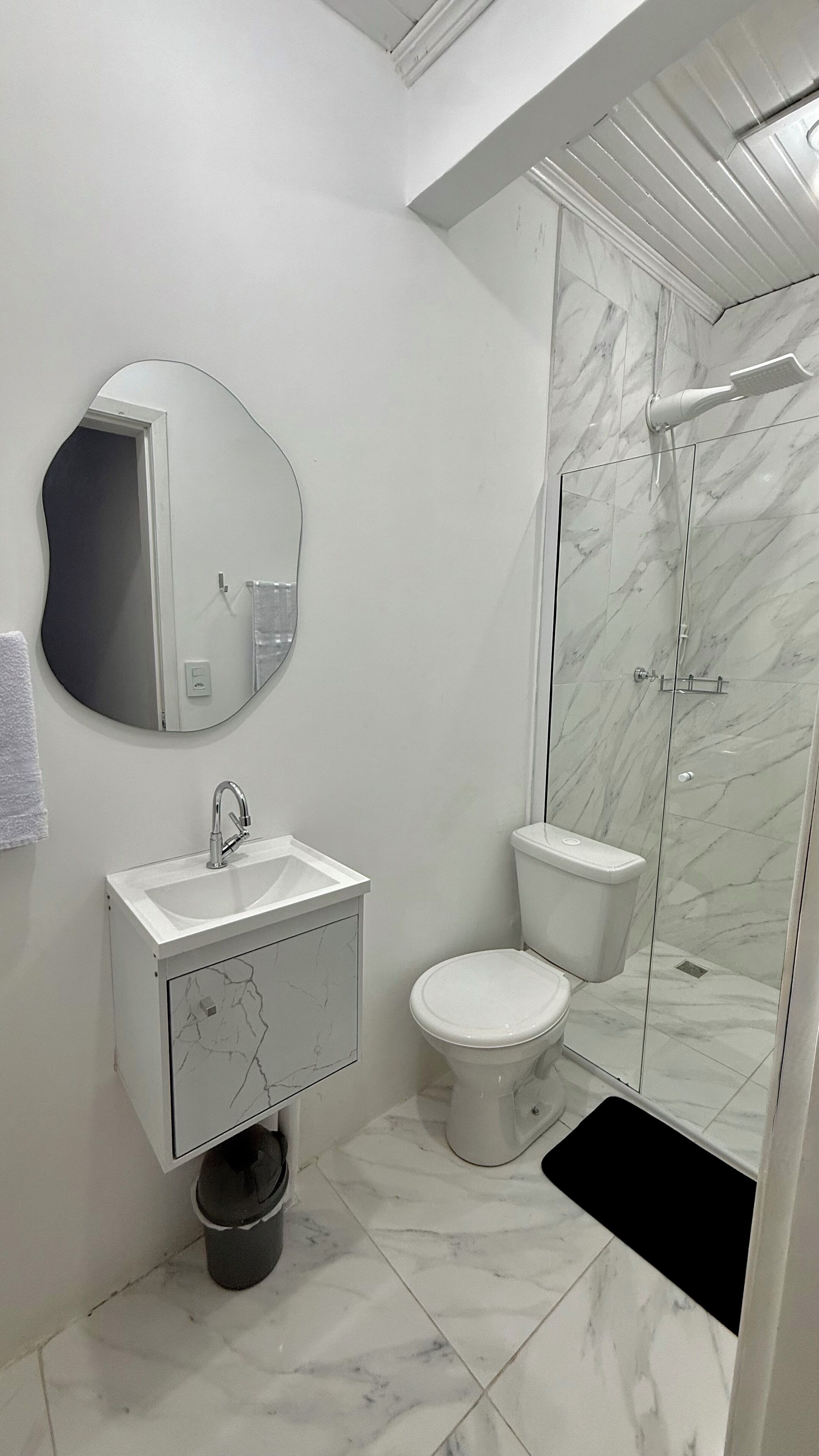 Serviettes fournies, savon, papier de toilette