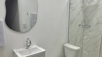 Serviettes fournies, savon, papier de toilette